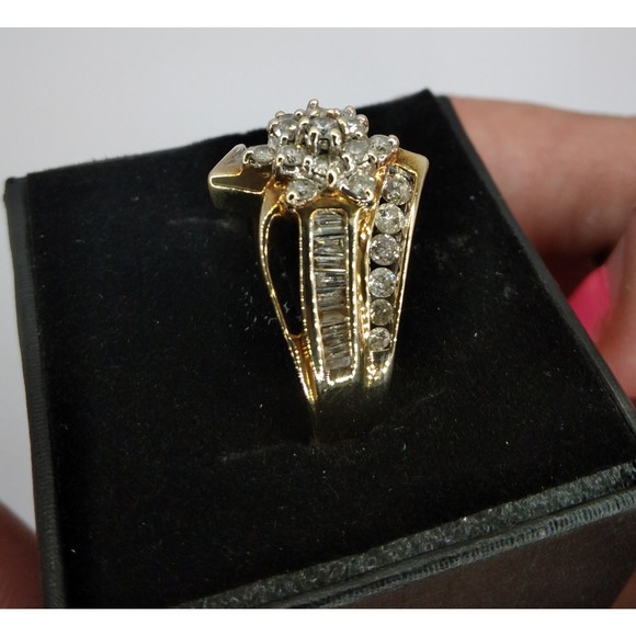 10kt Gold diamond flower ring - Picture 4 of 9